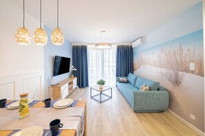Departamento, balcón, junto a la playa | Ropa de cama de alta calidad y camas con efecto memoria 