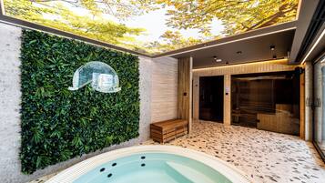 Een bubbelbad, een stoombad, massagebehandelingen