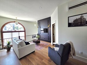 Smart TV - Stunning Church Apartment in downtown Bluffton. Only 25 min to Lima or Findlay. (Bluffton)