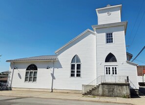 Exterior - Stunning Church Apartment in downtown Bluffton. Only 25 min to Lima or Findlay. (Bluffton)