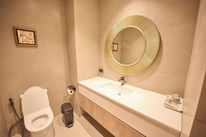 Separate tub and shower, free toiletries, hair dryer, slippers - Unya Hotel Ubon (Ubon Ratchathani)