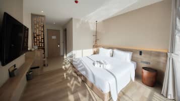 Kamar Double Deluks, pemandangan kolam renang | Brankas, meja kerja, ruang kerja ramah laptop, dan tirai kedap cahaya