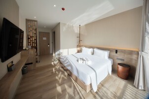 Quarto casal superior, vista para a piscina | Cofres nos quartos, escrivaninha, espaço de trabalho para notebook