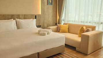 Family Studio Suite | In-room safe, desk, laptop workspace, blackout drapes