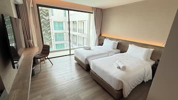 デラックス ツインルーム | セーフティボックス (室内)、デスク、ノートパソコン用作業スペース、遮光カーテン