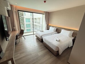 Kahden hengen deluxe-huone (kaksi sänkyä) | Tallelokero huoneessa, työpöytä