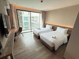 Deluxe Twin Room | In-room safe, desk, laptop workspace, blackout drapes