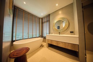 Suite estudio familiar | Baño | Bañera y ducha independientes y artículos de higiene personal gratuitos