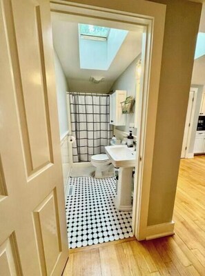 تجهيزات دش، حوض استحمام بنظام ضخ المياه، مجففات شعر، مناشف