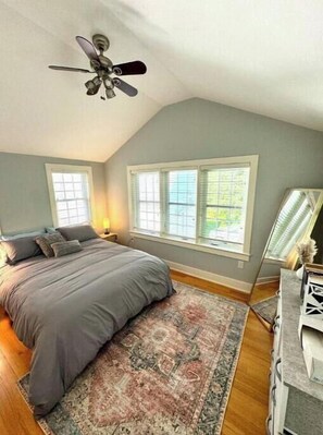 3 عدّة غرف نوم ومكواة/لوح كي وواي فاي وملاءات أسرّة