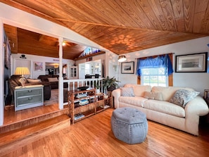 TV, books - Crescent Beach Cottage | Dog-Friendly (St. Augustine)