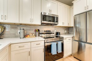 Fridge, microwave, oven, stovetop - 3 Mi to UC Davis: Retreat w/ Furnished Patio! (Davis)