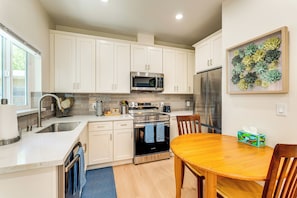 Fridge, microwave, stovetop, dishwasher