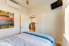 1 bedroom, travel crib, internet, bed sheets