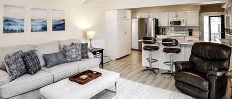 Televisor intel·ligent, taula de tennis de taula, llibres i impressores