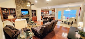 Älytelevisio, takka, kirjoja