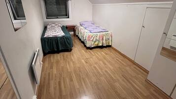 Cuna de viaje, wifi gratis y ropa de cama