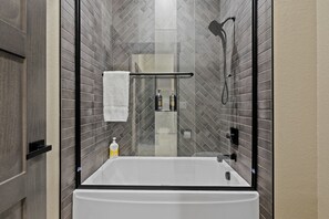 Haartrockner, Bidet, Handtücher, Seife