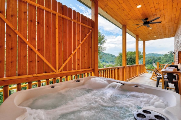 House (3 Bedrooms) | Interior - Hot Tub, Game Room & Views Near Downtown Gatlinburg Perfect Too by Avantstay (Gatlinburg)