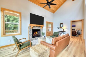 House (3 Bedrooms) | Interior - Hot Tub, Game Room & Views Near Downtown Gatlinburg Perfect Too by Avantstay (Gatlinburg)