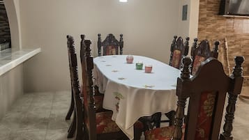 Deluxe Suite | Dining room
