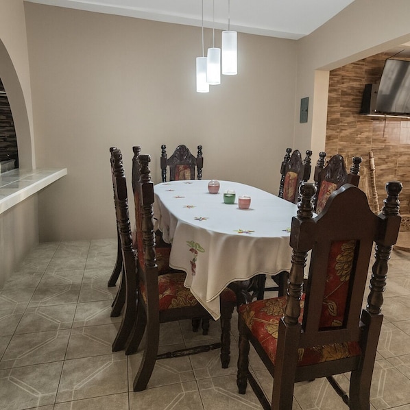 Deluxe Suite | Dining room