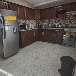 Deluxe Suite | Private kitchen | Full-sized fridge, microwave, oven, stovetop