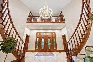 Interior - Marvelous 7-bedroom lakefront Estate with pool (Orlando)