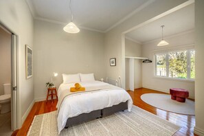 4 bedrooms, iron/ironing board, free WiFi, bed sheets