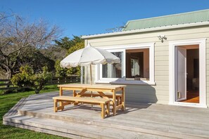 Outdoor dining - Walnut House Marty, Martinborough (Martinborough)