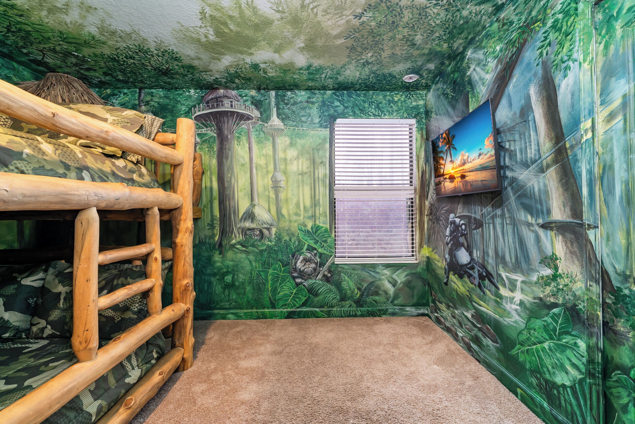 Una habitación con literas, una ventana con persianas y un mural con una escena de bosque.