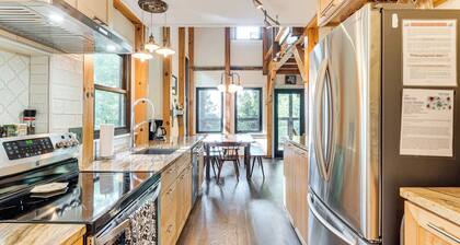 Hot Tub & Mtn Views: Modern Old Fort Hideaway!