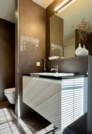 Dusche, Haartrockner, Handtücher, Seife