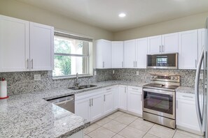 Fridge, microwave, stovetop, dishwasher