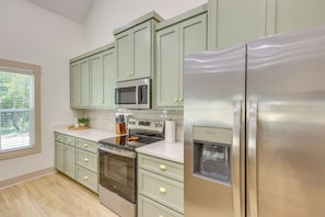 Fridge, microwave, stovetop, coffee/tea maker - Walk to The Fields at 17 Springs: Millbrook Home! (Millbrook)
