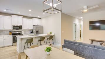 Fridge, microwave, stovetop, dishwasher