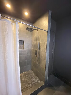 Ducha, secador de pelo, toallas y jabón