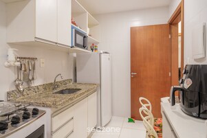 Apartamento básico | Cozinha privada | Talheres/pratos/utensílios de cozinha