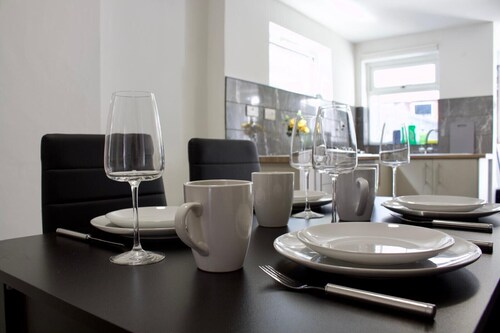 Green Corner House Sleeps 6 & Free Parking