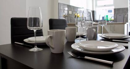 Green Corner House Sleeps 6 & Free Parking