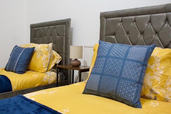 Green Corner House Sleeps 6 & Free Parking - Nottingham