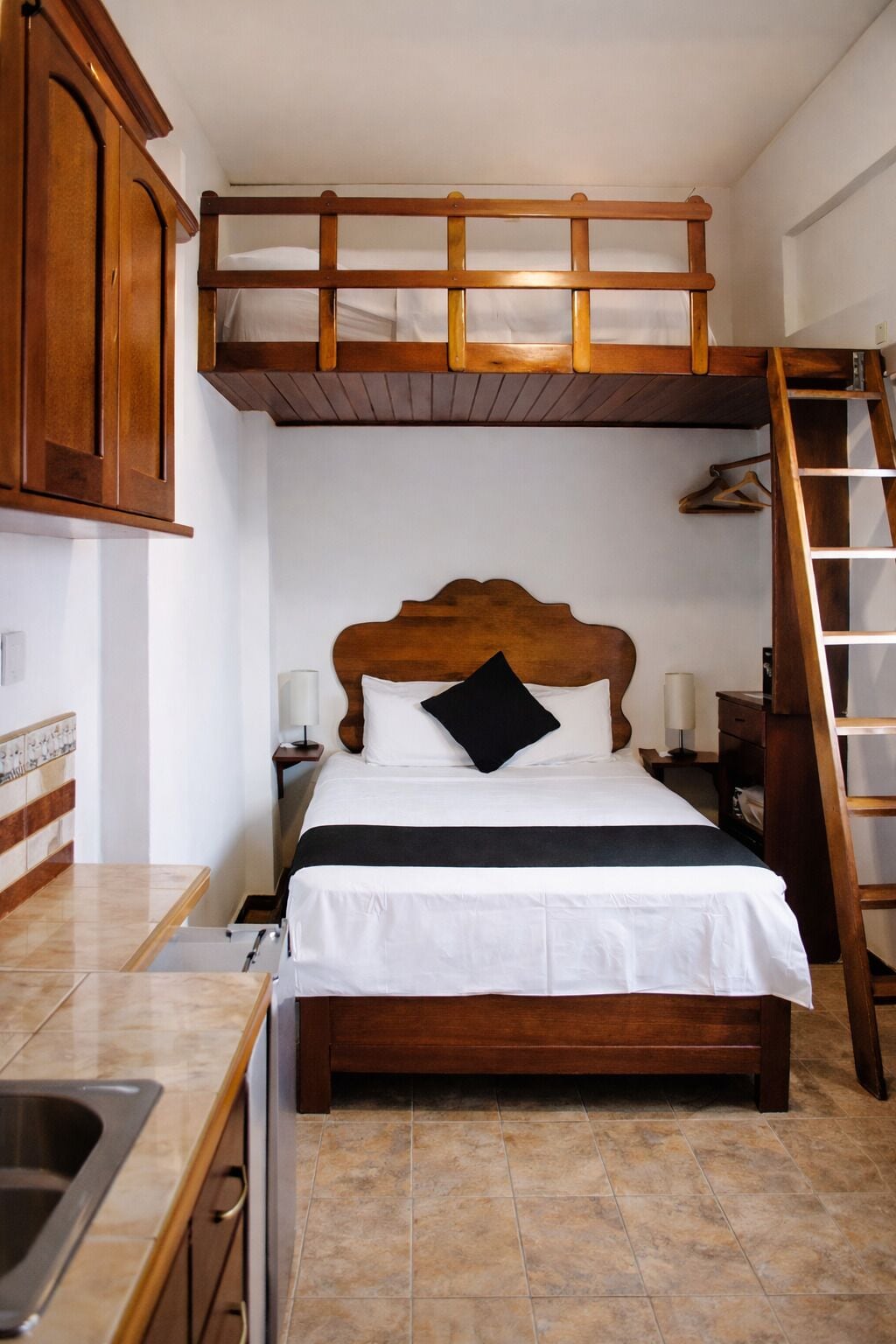 Dobbeltrom – standard, 2 dobbeltsenger | Safe på rommet, wi-fi (inkludert) og sengetøy