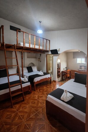Family Quadruple Room, Berbilang Katil | Peti besi dalam bilik, meja, ruang kerja komputer riba, Wi-fi percuma 