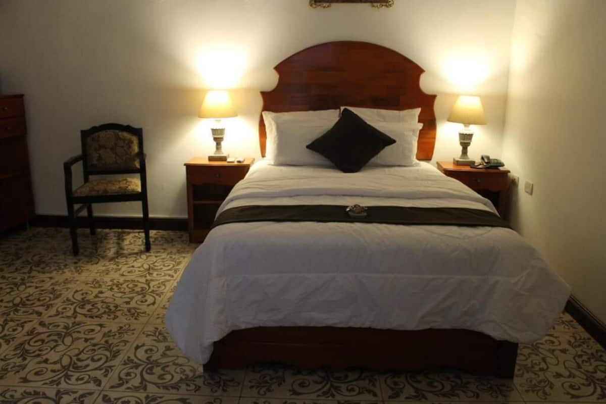 Quarto solteiro standard | Cofres nos quartos, Wi-Fi de cortesia