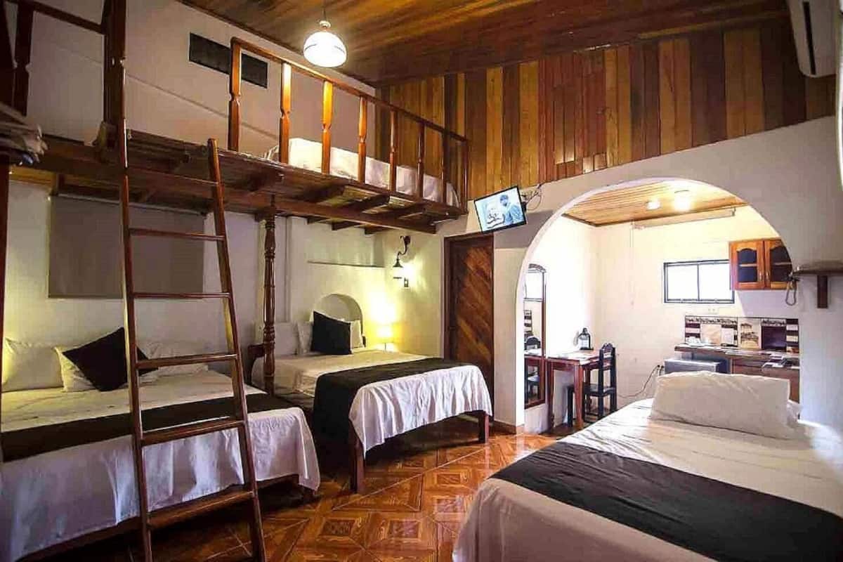 Quarto quádruplo família | Cofres nos quartos, Wi-Fi de cortesia