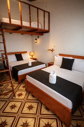 Family Triple Room | In-room safe, free WiFi, bed sheets - Hotel Época (Belen)