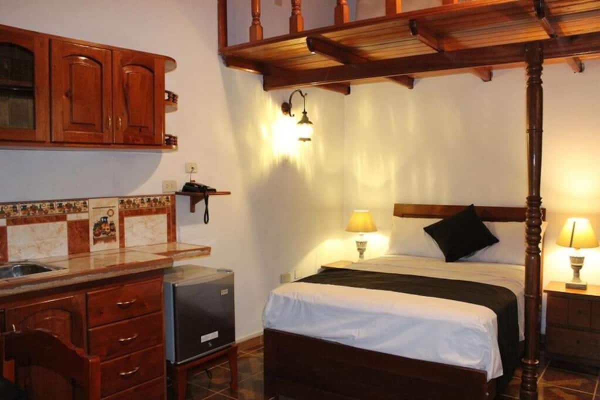 Quarto solteiro standard, 1 cama Queen | Cofres nos quartos, Wi-Fi de cortesia