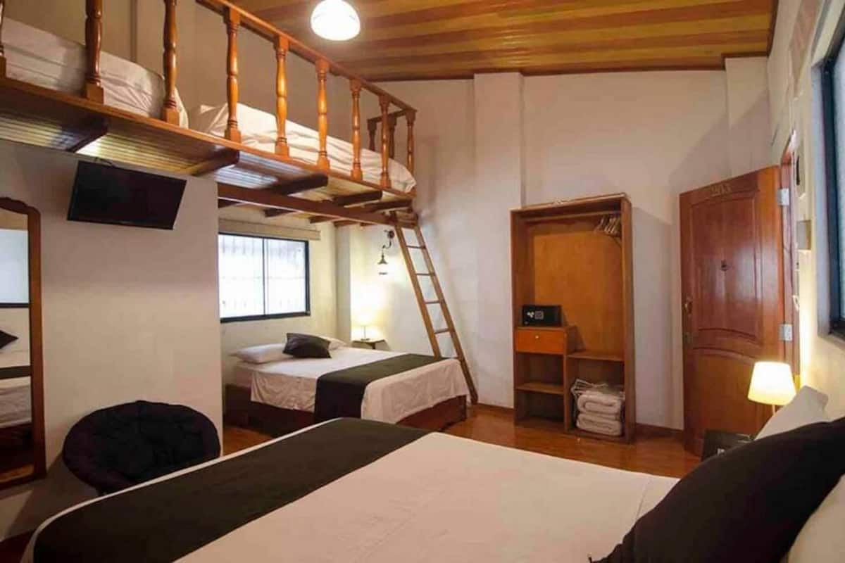 Quarto triplo standard | Cofres nos quartos, Wi-Fi de cortesia