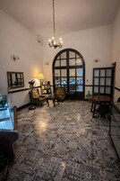 Área de estar no saguão