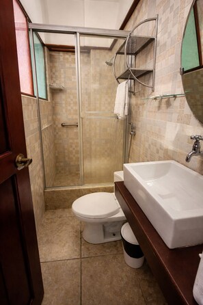 Superior Single Room, 1 Queen Bed | Bathroom | Shower, towels, soap, toilet paper - Hotel Época (Belen)